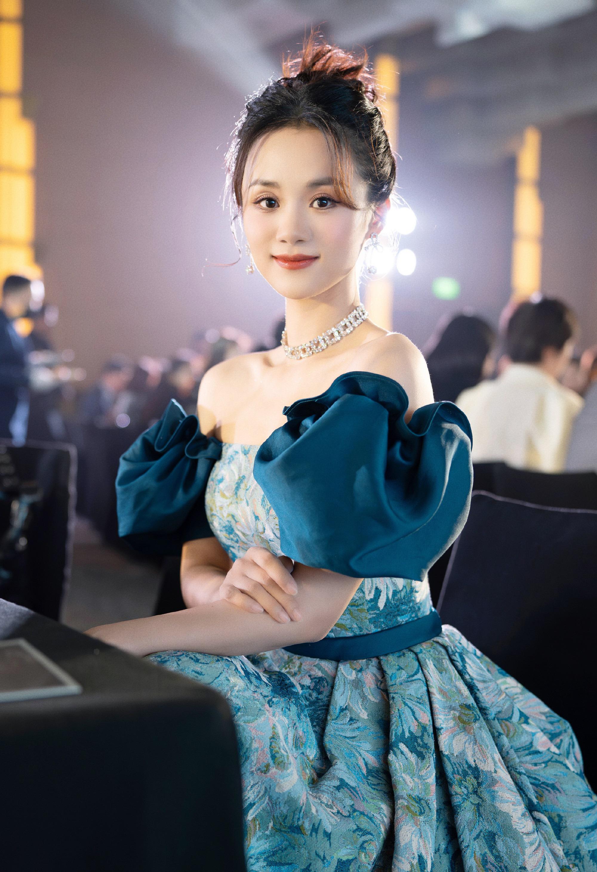 安悦溪:内外兼修的美丽之星 安悦溪的美丽宛如山间清泉,涓涓细流,清澈