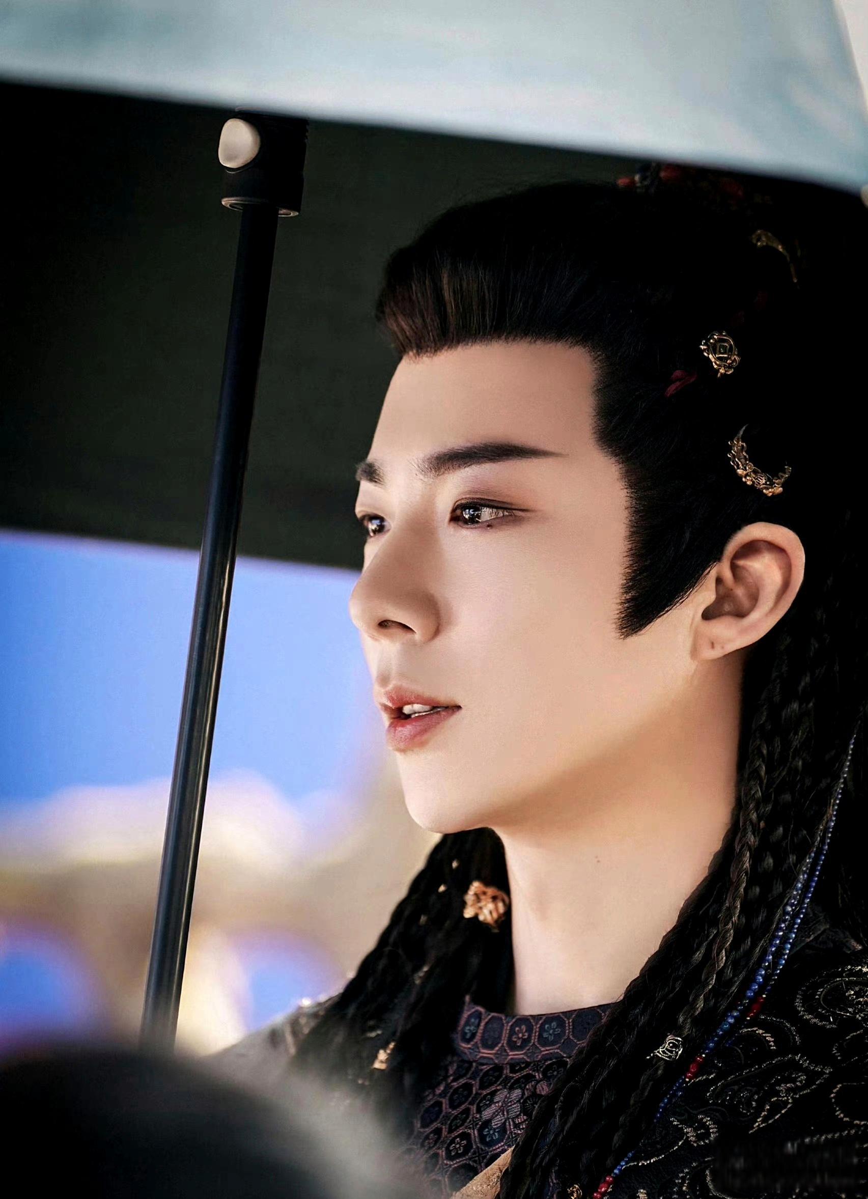 刘宇宁夜晚穿着戏服过生日 刘宇宁夜晚身着戏服在剧组过生日,一大堆