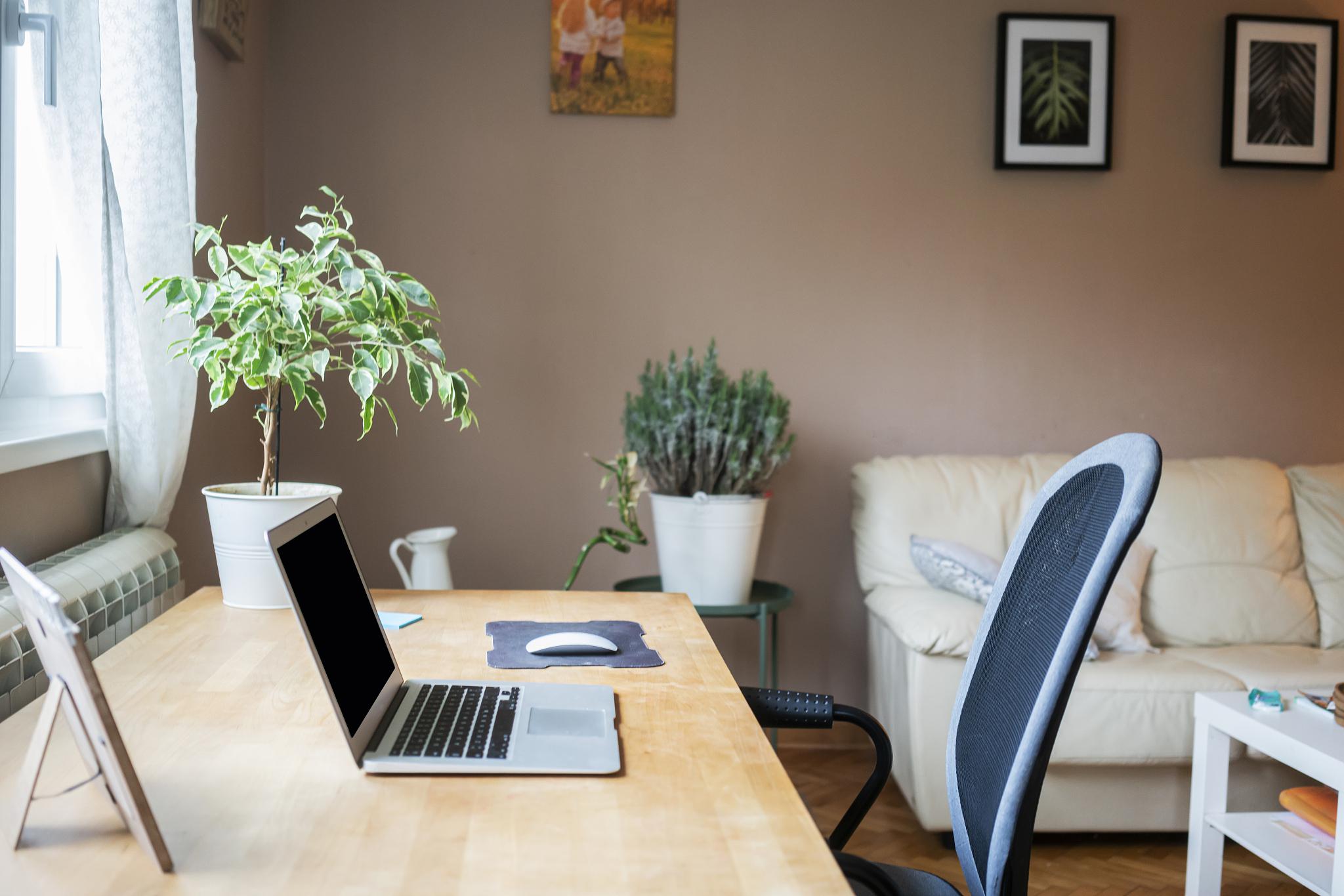 如何设计一个高效率的家用办公室 在数字时代,越来越多的人选择在家中