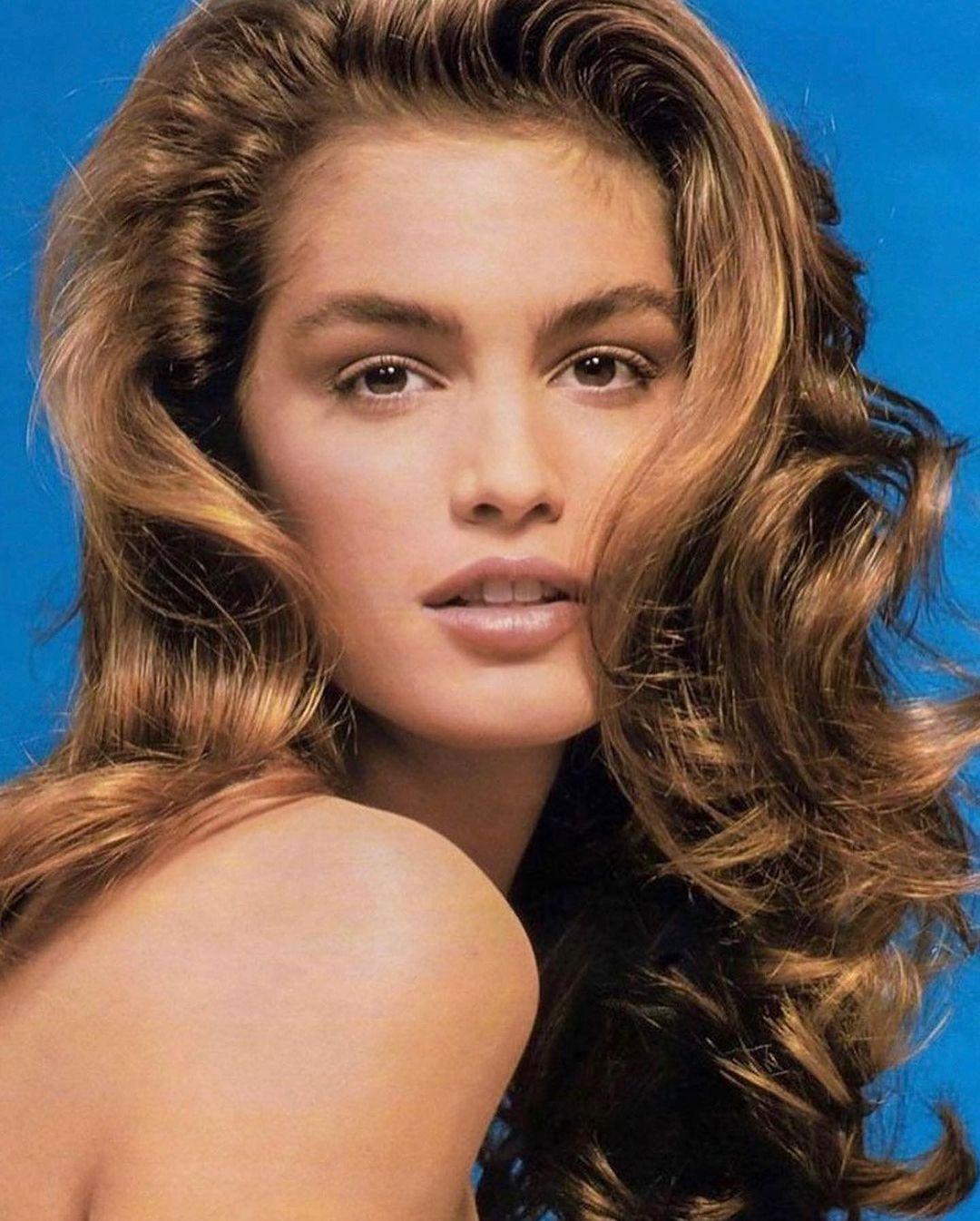 辛迪·克劳馥:展现真实魅力 超模辛迪·克劳馥素颜照曝光,展现真实