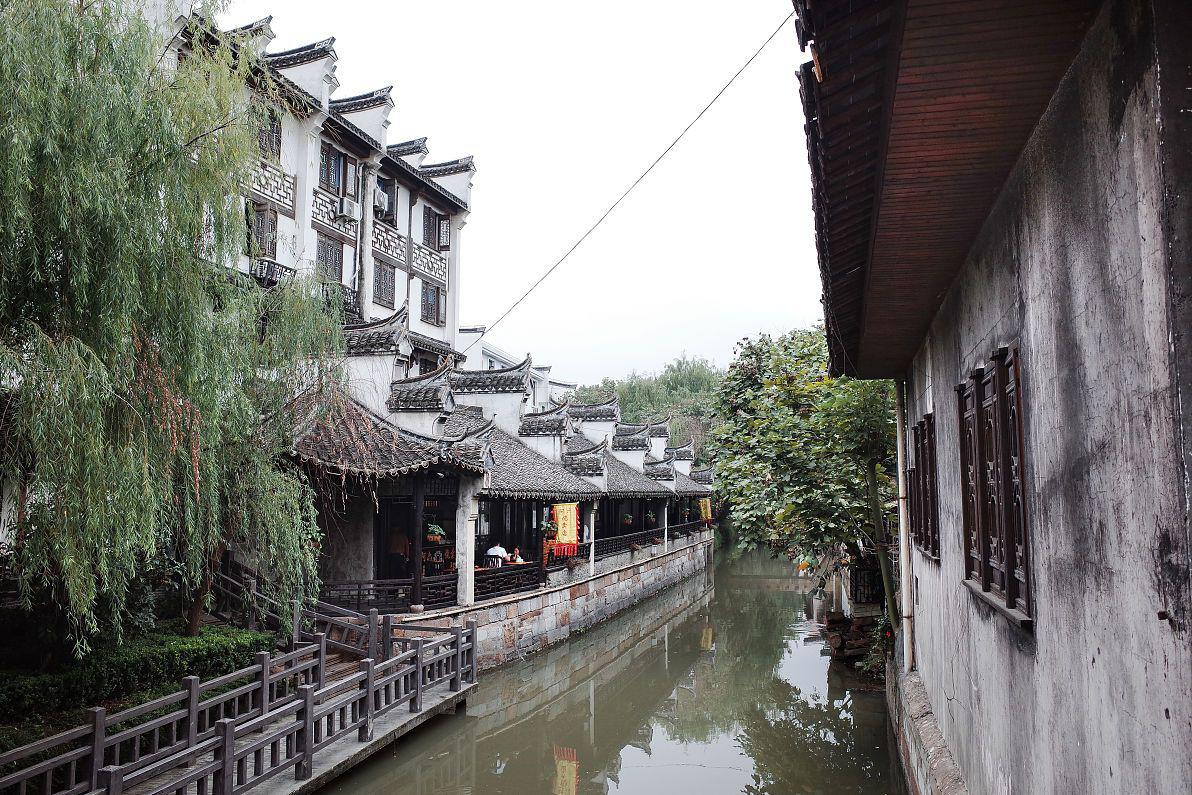 枫泾古镇:江南水乡的独特风情 枫泾古镇位于上海市金山区,是中国历史