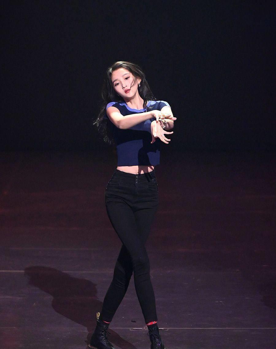 娱乐圈新晋女神的完美九头身 关晓彤,这位备受瞩目的年轻明星,凭借其