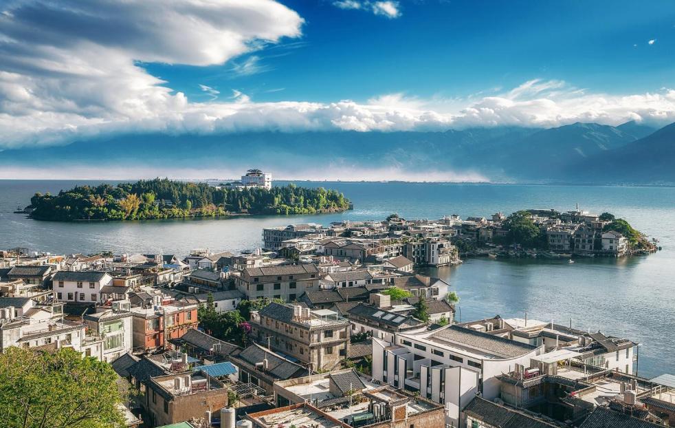 洱海:高原明珠 洱海,这颗璀璨的高原明珠,坐落于云南省大理白族自治州