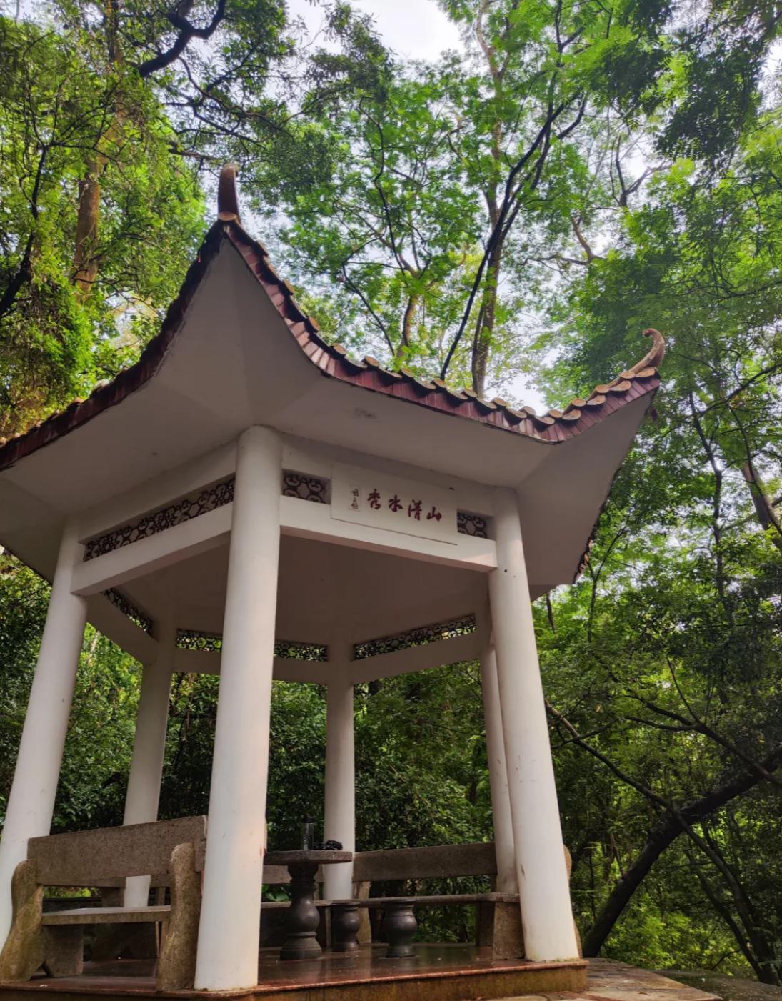 深圳凤凰山风景区:人间仙境 深圳凤凰山风景区,这是一处集自然风光