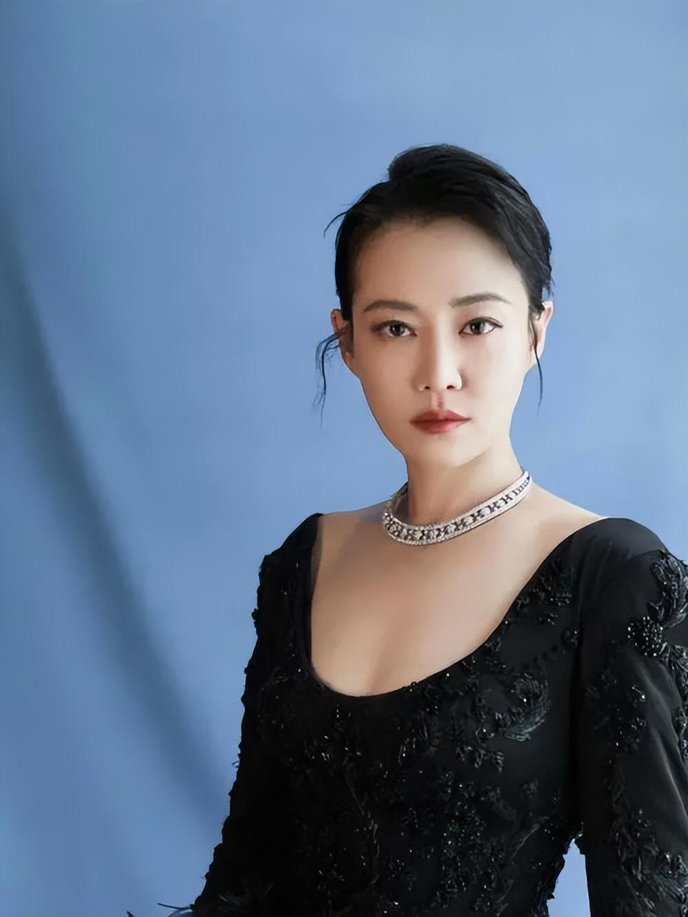 39岁谭卓:颜值与演技并存 谭卓,备受瞩目的实力派女演员,拥有惊艳的