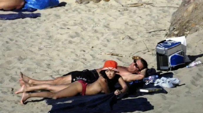 章子怡比基尼沙滩照:大胆前卫,引领时尚潮流 章子怡早年的比基尼沙滩