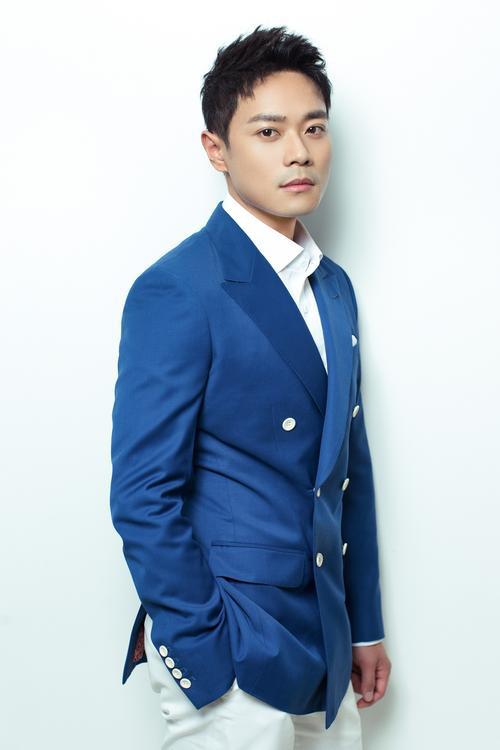 曹骏,一位青春演员,演艺之路始于1996年的电视剧《真命小和尚》,曾获