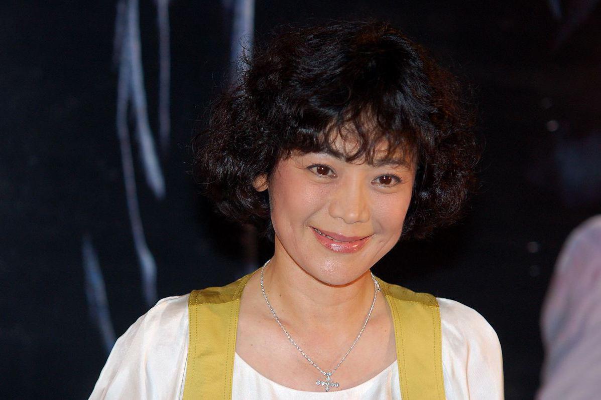 刘若英张艾嘉深情凝视:娱乐圈人脉的微妙互动 在张艾嘉儿子王令尘和