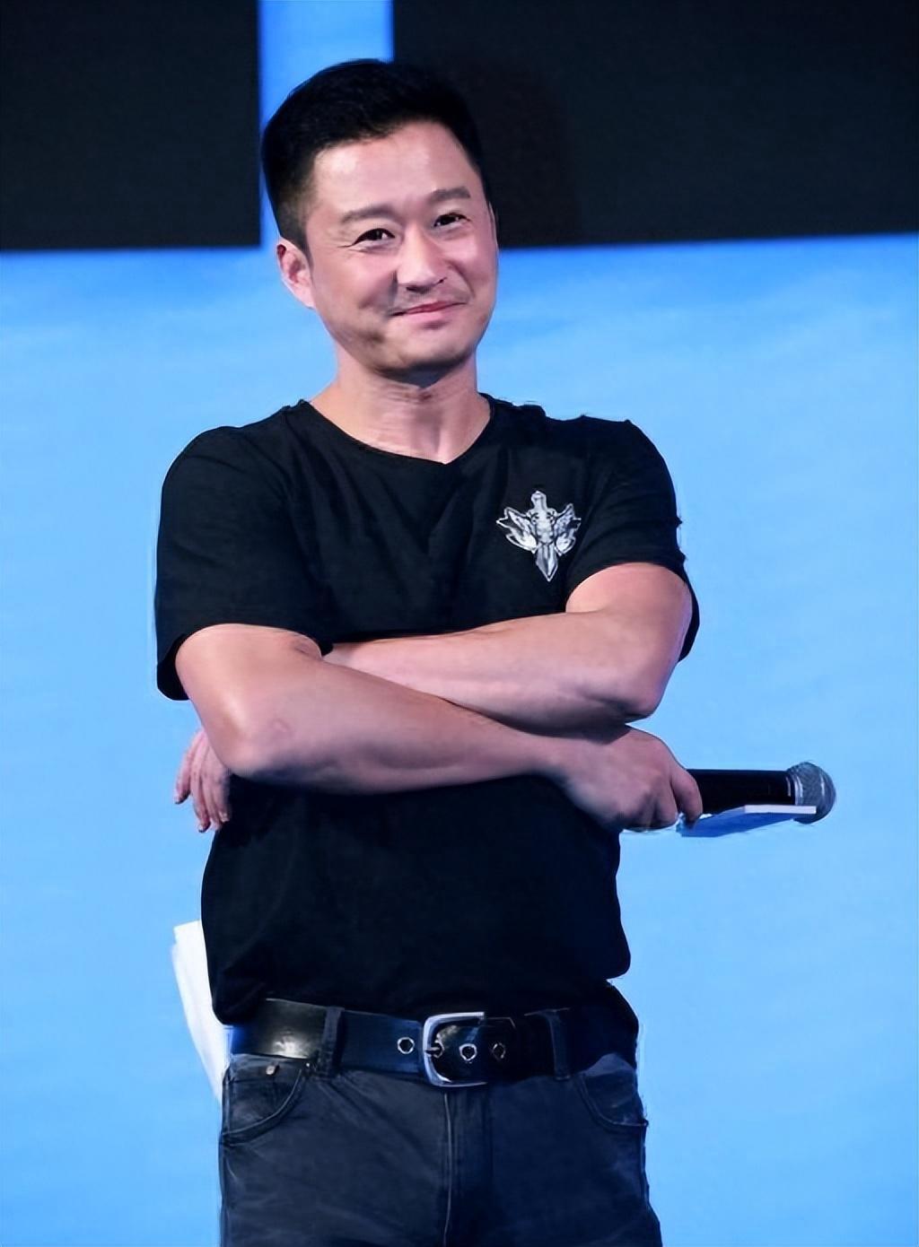 吴京的成功:父亲的支持与坚韧不拔的毅力 在娱乐界,吴京的名字已经