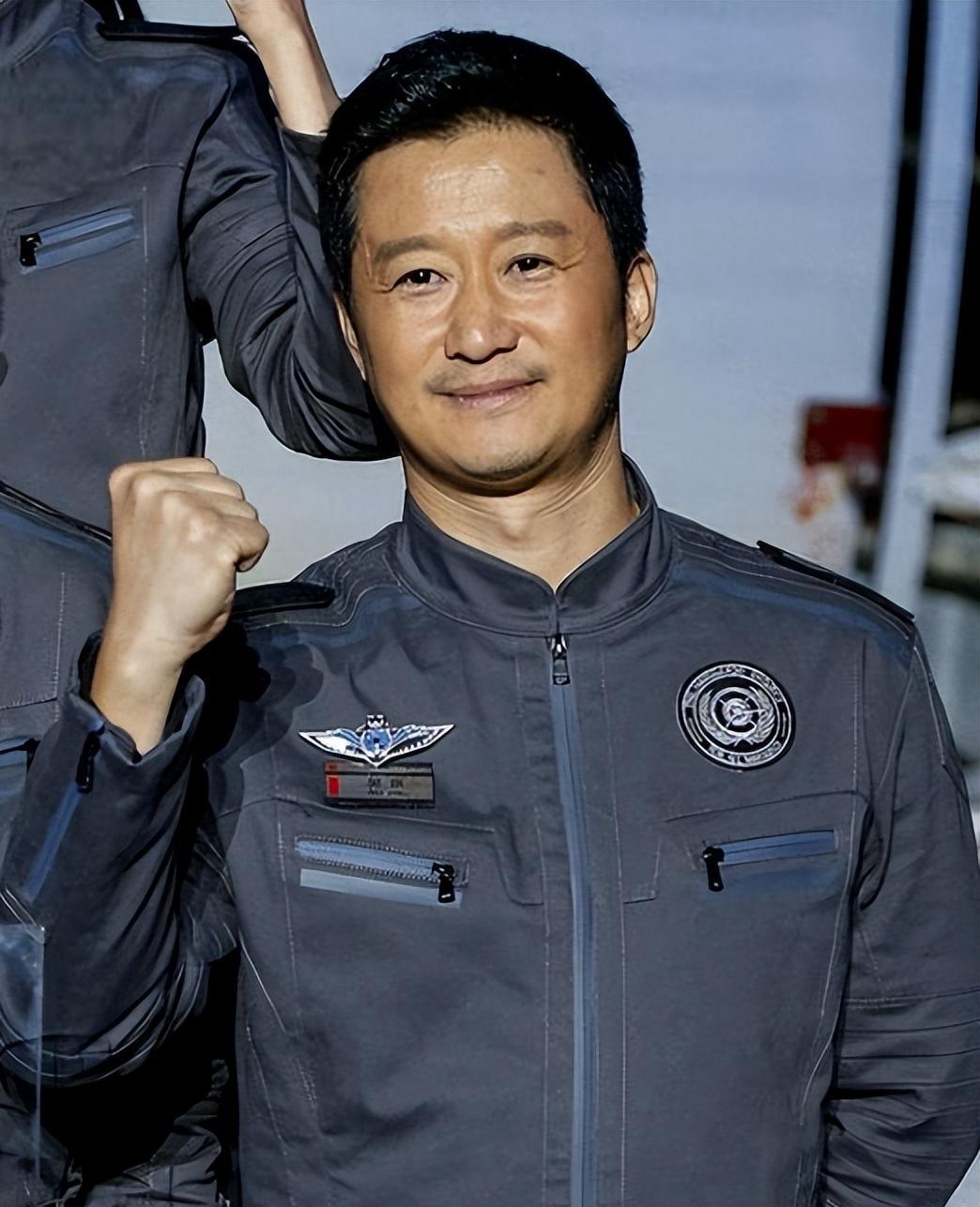 吴京的成功:父亲的支持与坚韧不拔的毅力 在娱乐界,吴京的名字已经