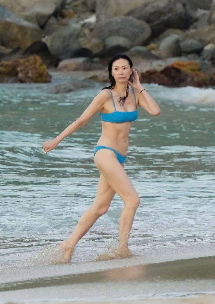 邓文迪55岁海滩跨年秀:青春不老,魅力依旧 邓文迪在海滩跨年度的照片