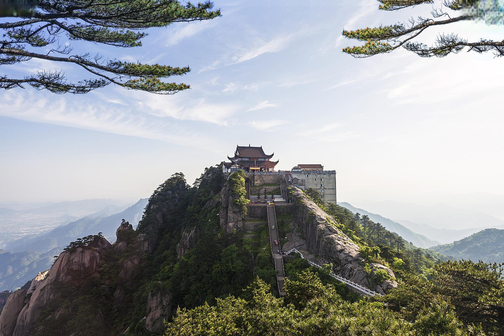 沉浸在千年佛教名山的神秘与魅力 九华山,中国四大佛教名山之一,被誉