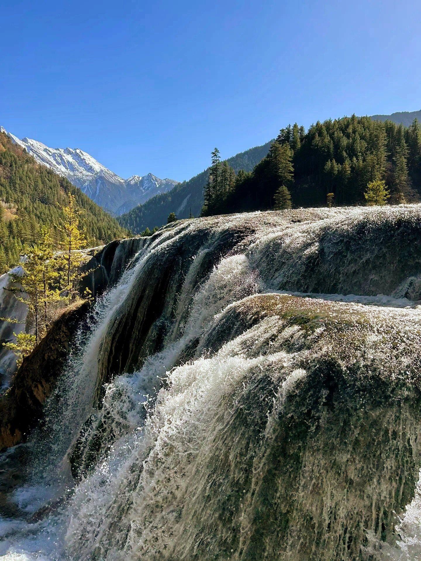 九寨沟淡季探险攻略 三条风景线 九寨沟是一个神奇的y字形景区,包括日