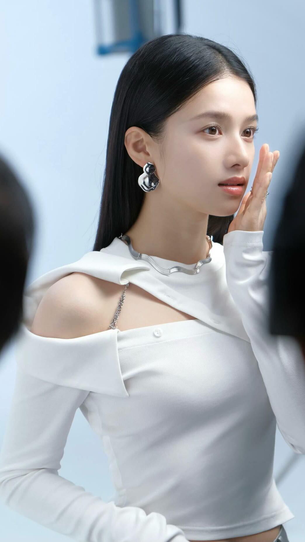 张婧仪:完美融合美貌与才华的娱乐圈新星 张婧仪,一位因美貌和才华