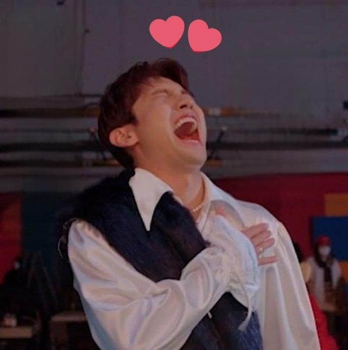 与粉丝线下约架增互动 沈昌珉找粉丝线下约架,这个造型和表情真是让人