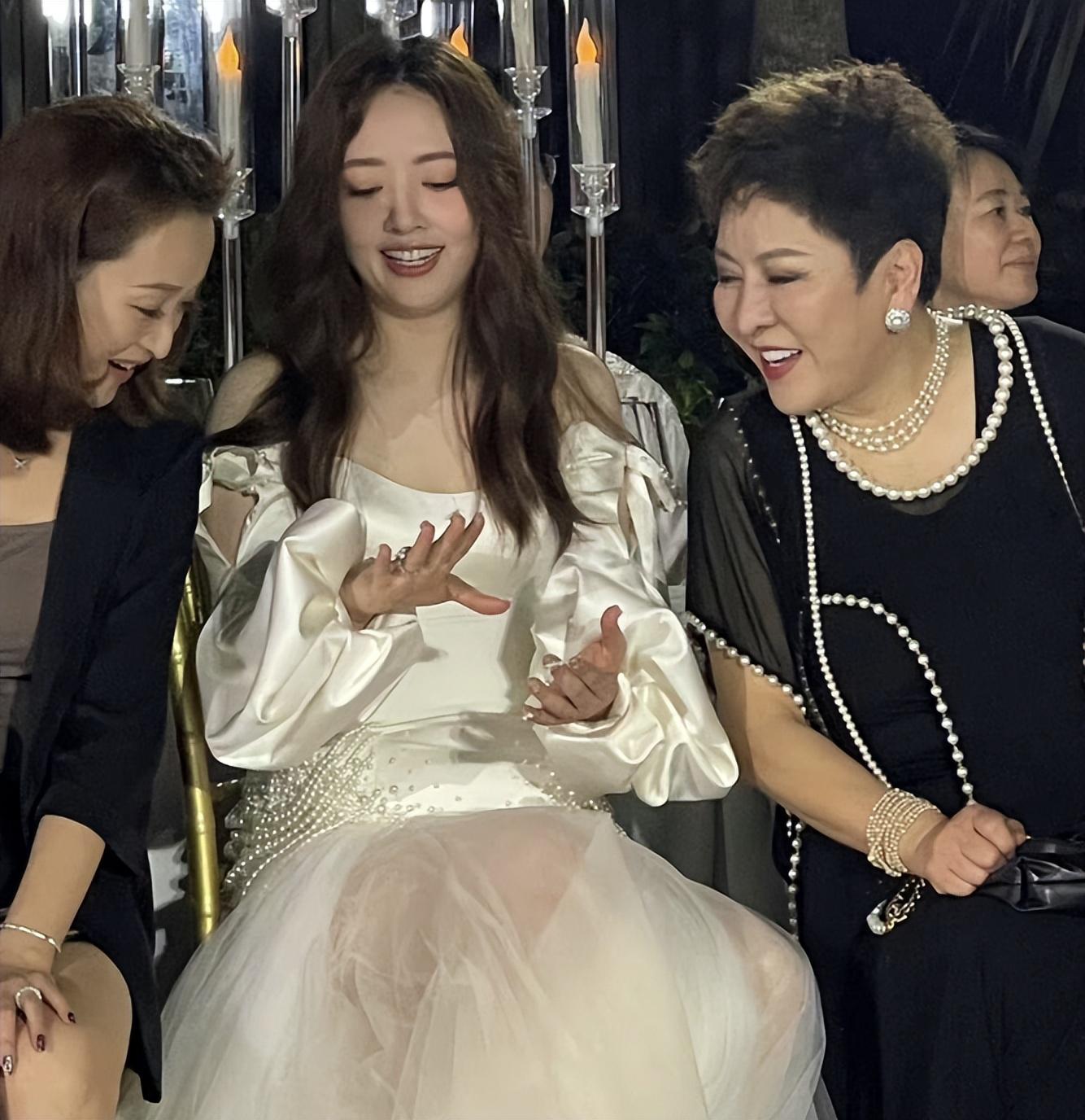 郭碧婷与向太如亲母女,向太对儿媳宠溺惹人羡慕 郭碧婷和向太一起出席