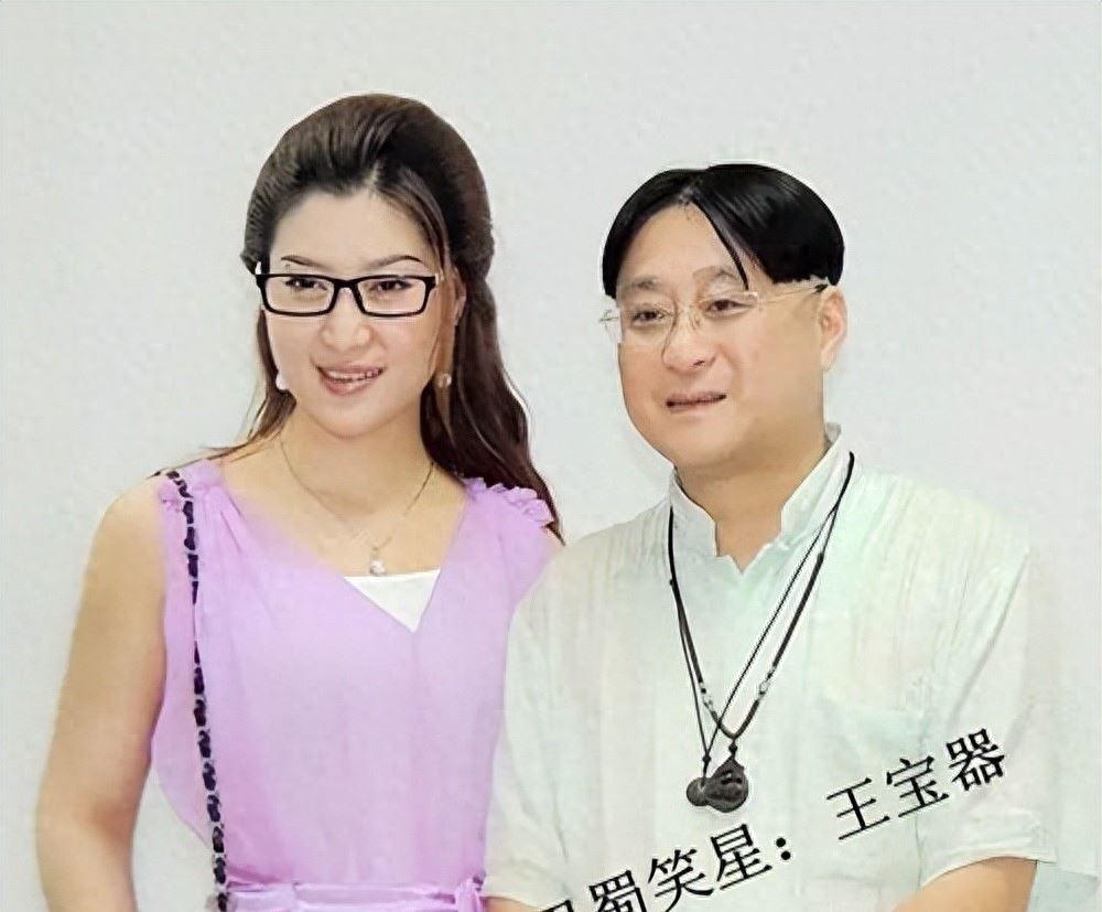 巴蜀笑星王宝器:从舞台到家庭,幸福人生的传奇演绎 秋日的阳光洒在