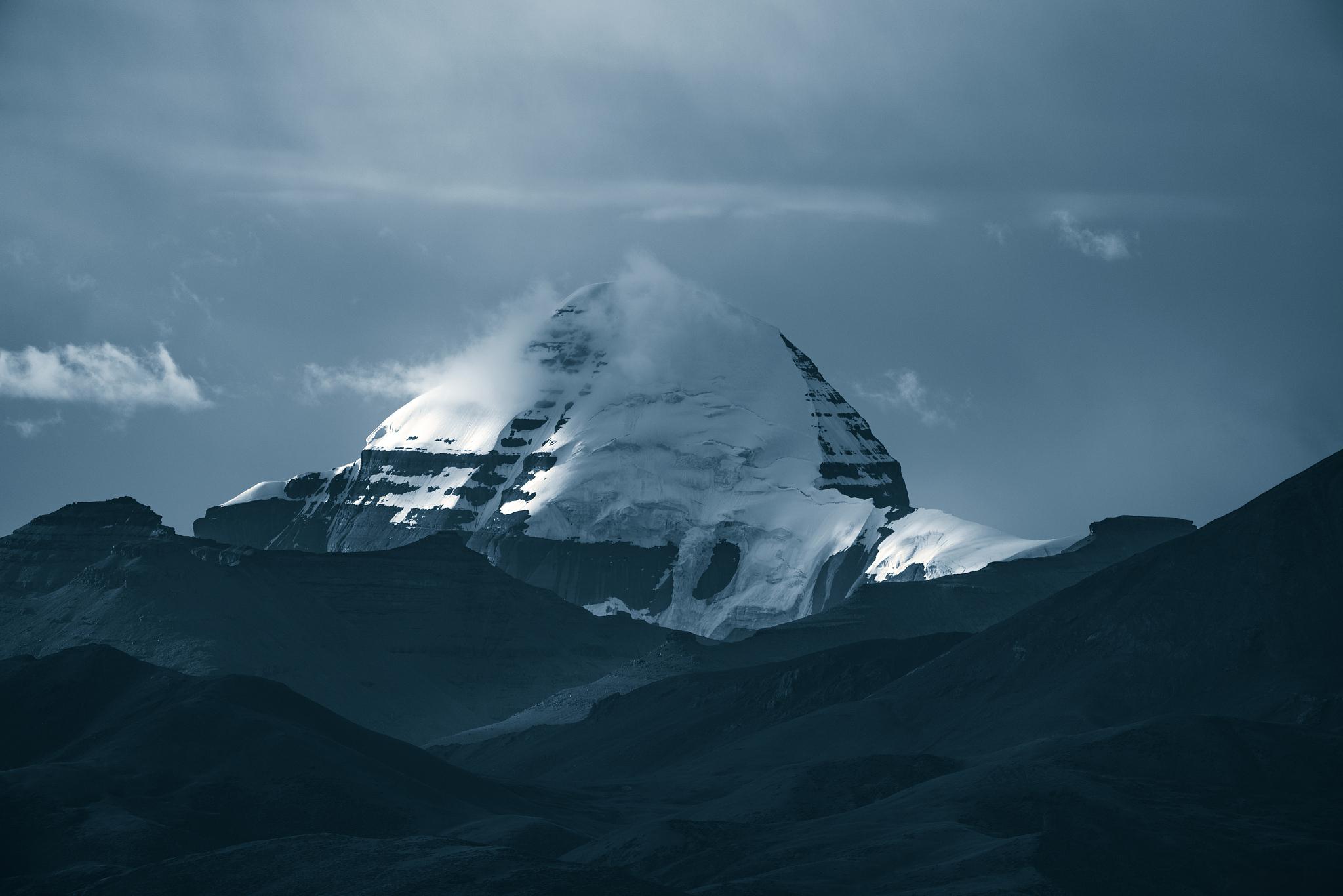 冈仁波齐:藏传佛教的圣地 冈仁波齐,被誉为藏传佛教的圣地,也是世界的