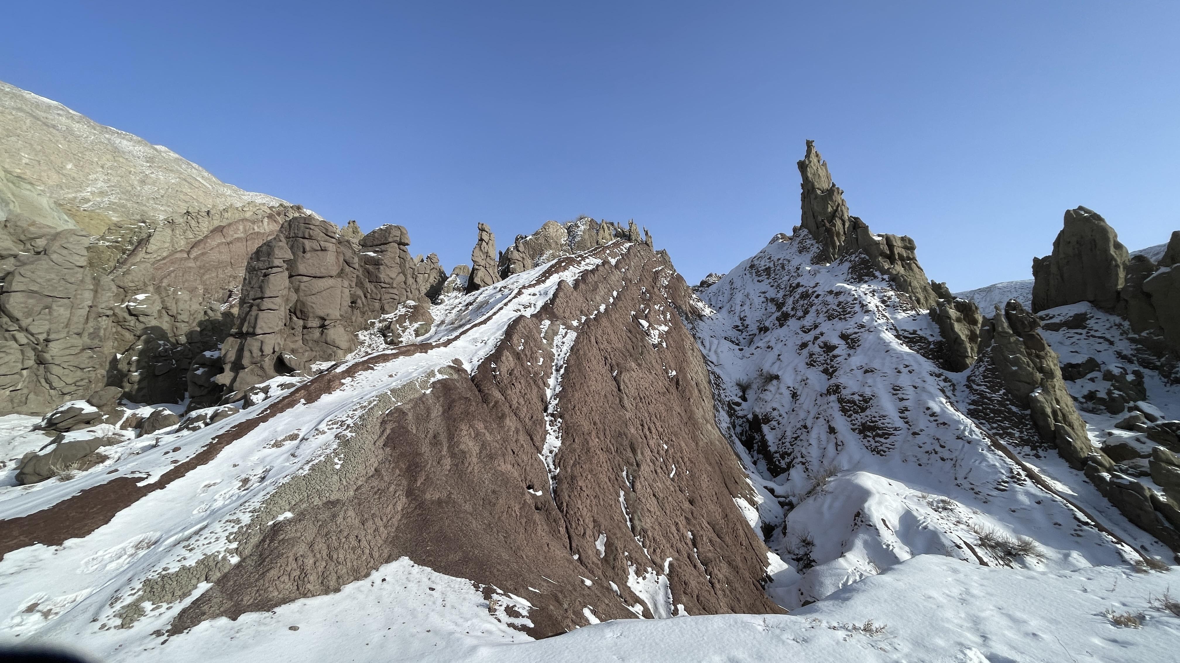 探秘天门山:大自然的神奇之作 在乌鲁木齐的郊外,隐藏着一处震撼人心