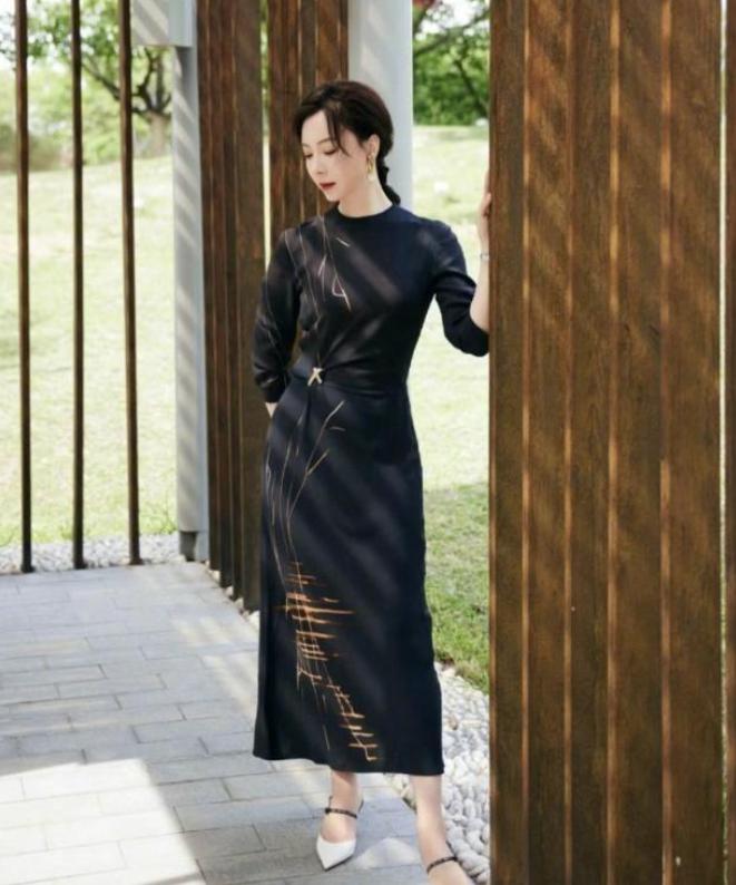 孟晚舟的时尚秘诀:优雅与高级的完美融合 在娱乐圈中,孟晚舟是一位