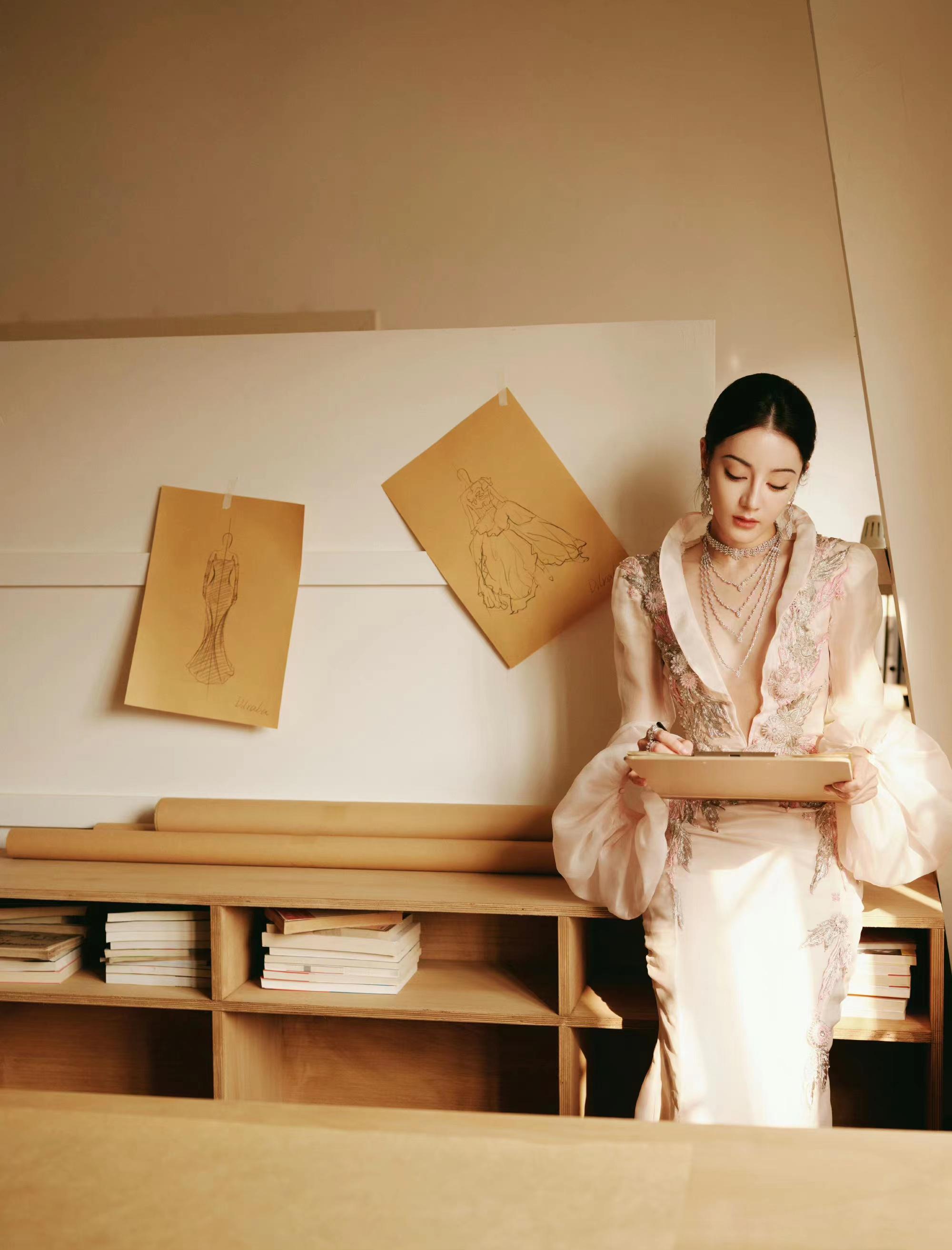 迪丽热巴:百变美人的温婉与大气 迪丽热巴的第二套造型再次展现了她