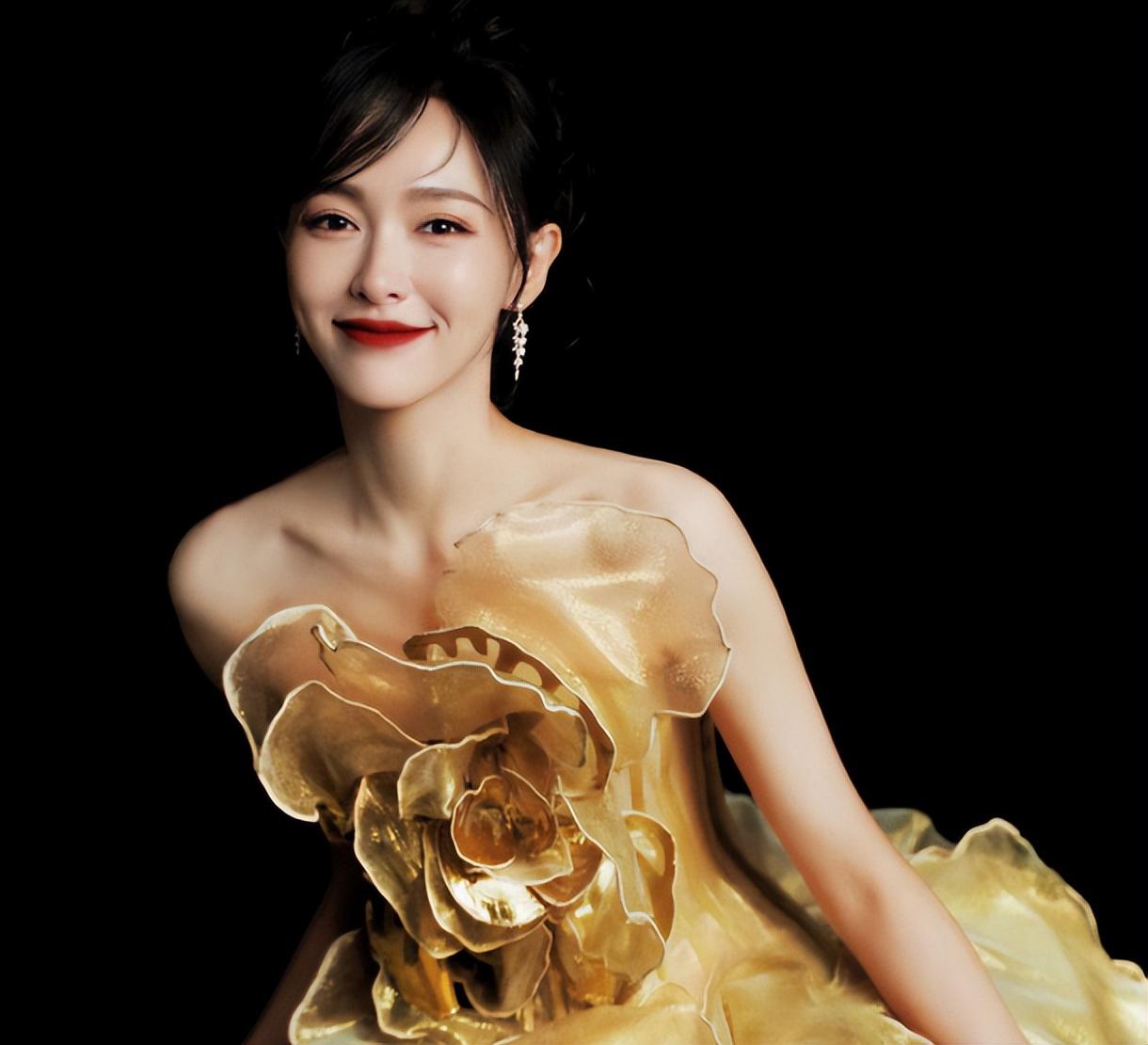 星光大赏红毯:女星比美 星光大赏红毯,唐嫣输给迪丽热巴,杨紫选错衣服