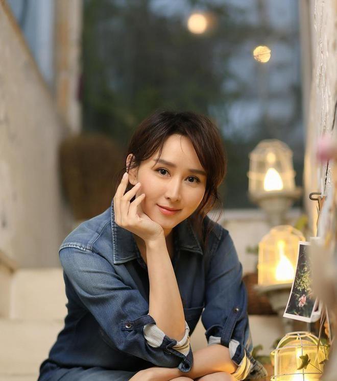 胡静:低调归乡,情史干净,高贵耀眼 胡静回到老家昆明,打扮低调,路边扒