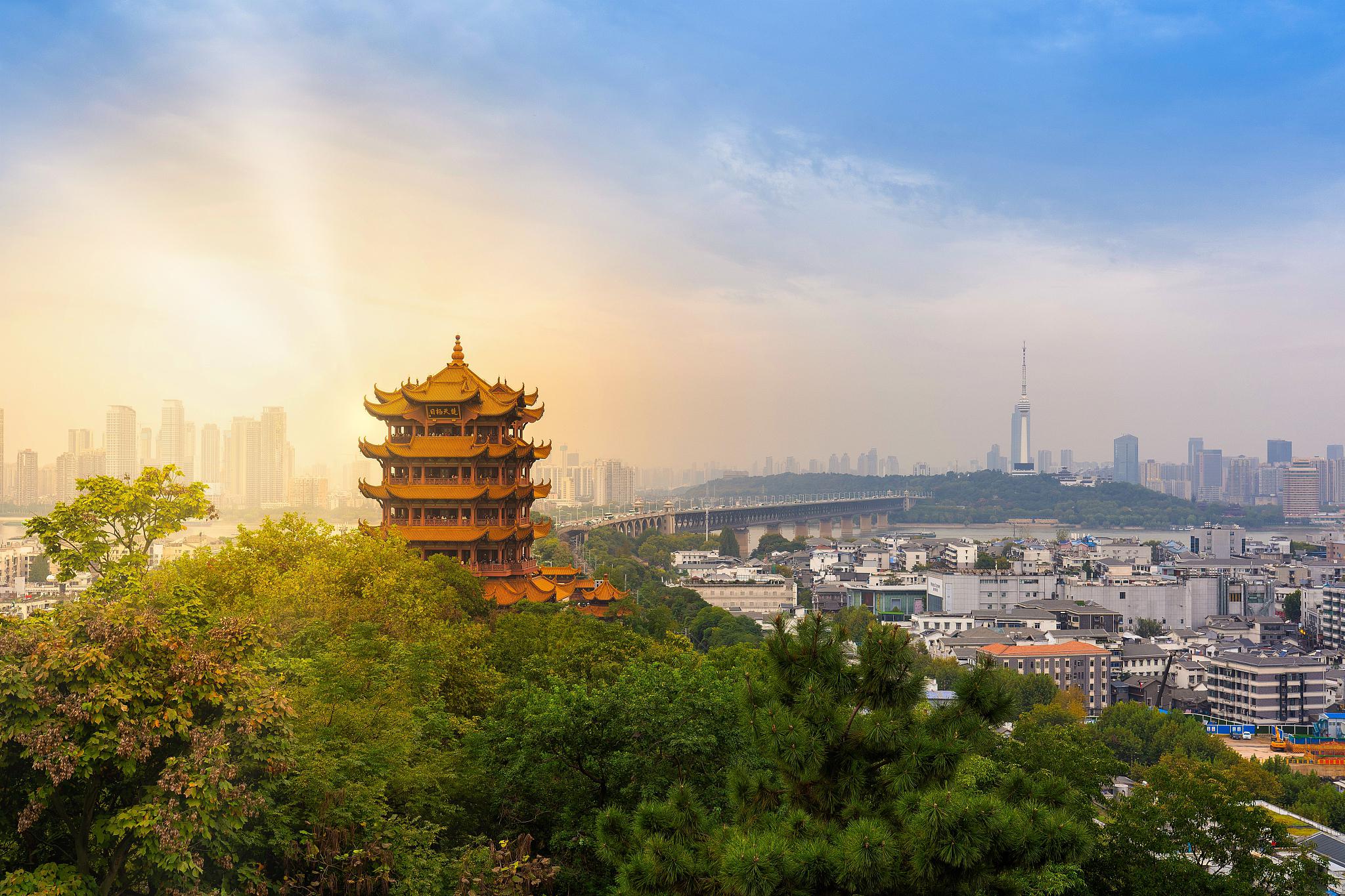 黄鹤楼:江南三大名楼之一 黄鹤楼,位于湖北省武汉市武昌区蛇山之巅,是