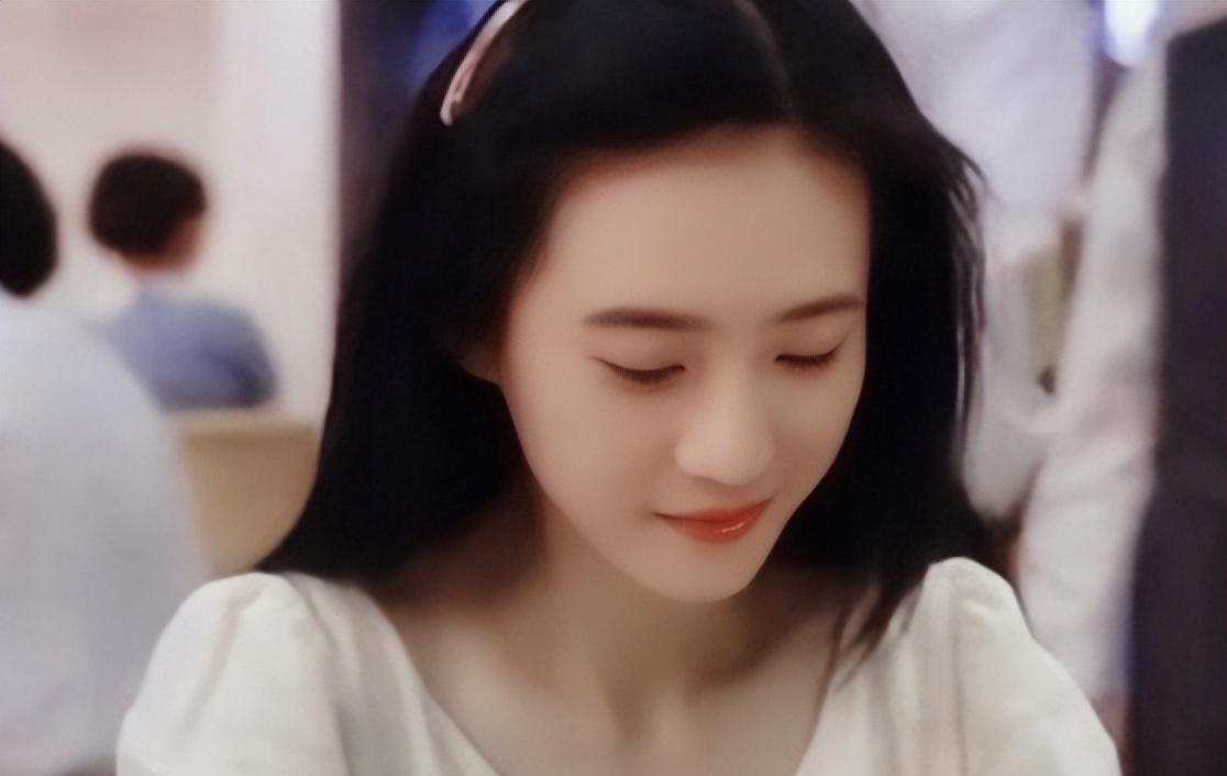 桑妮的坚守与选择 桑妮因出演《绝代双骄》中的"萍姑"备受瞩目,她的