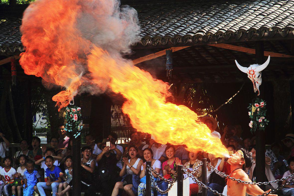 大理火把节:热情与传统的狂欢 夏天的大理,不仅有苍山洱海的浪漫,更有