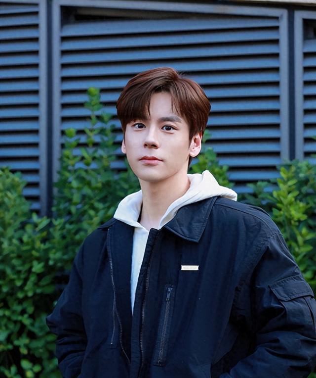 魏哲鸣:坚守原则的新星 魏哲鸣,一位甜美动人的男演员,尽管历经离婚之