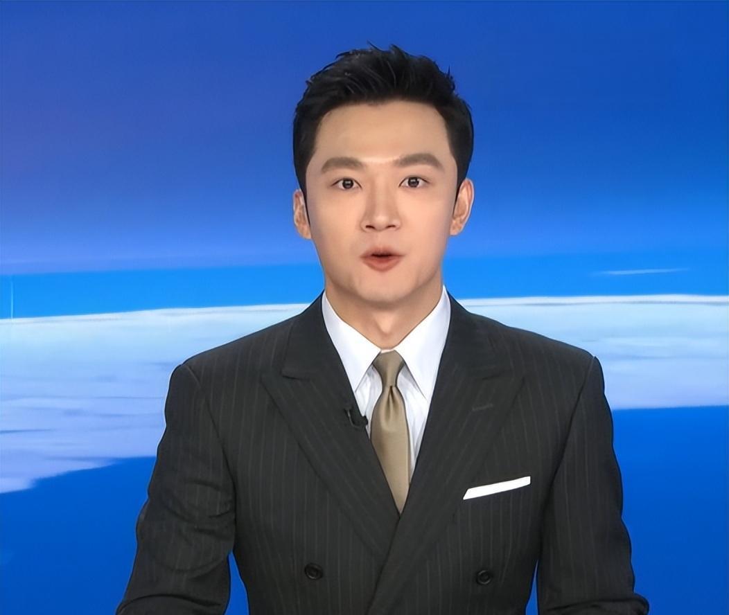 张韬:做减法的主持大师 张韬,央视当红男主播,10月份仅出镜8次,但他的