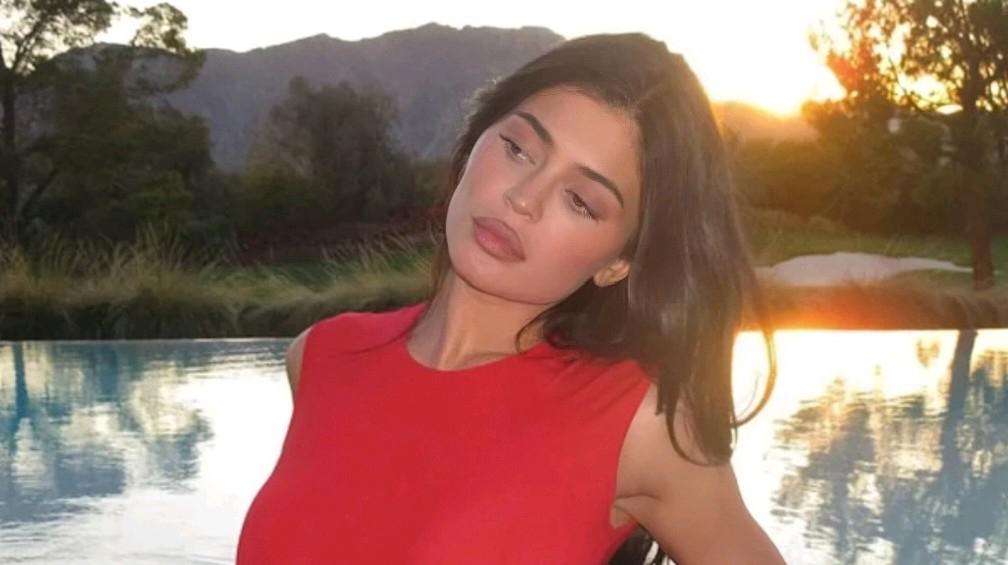 凯莉詹娜豪宅12米圣诞树引热议 凯莉·詹纳娜(kylie jenner)在