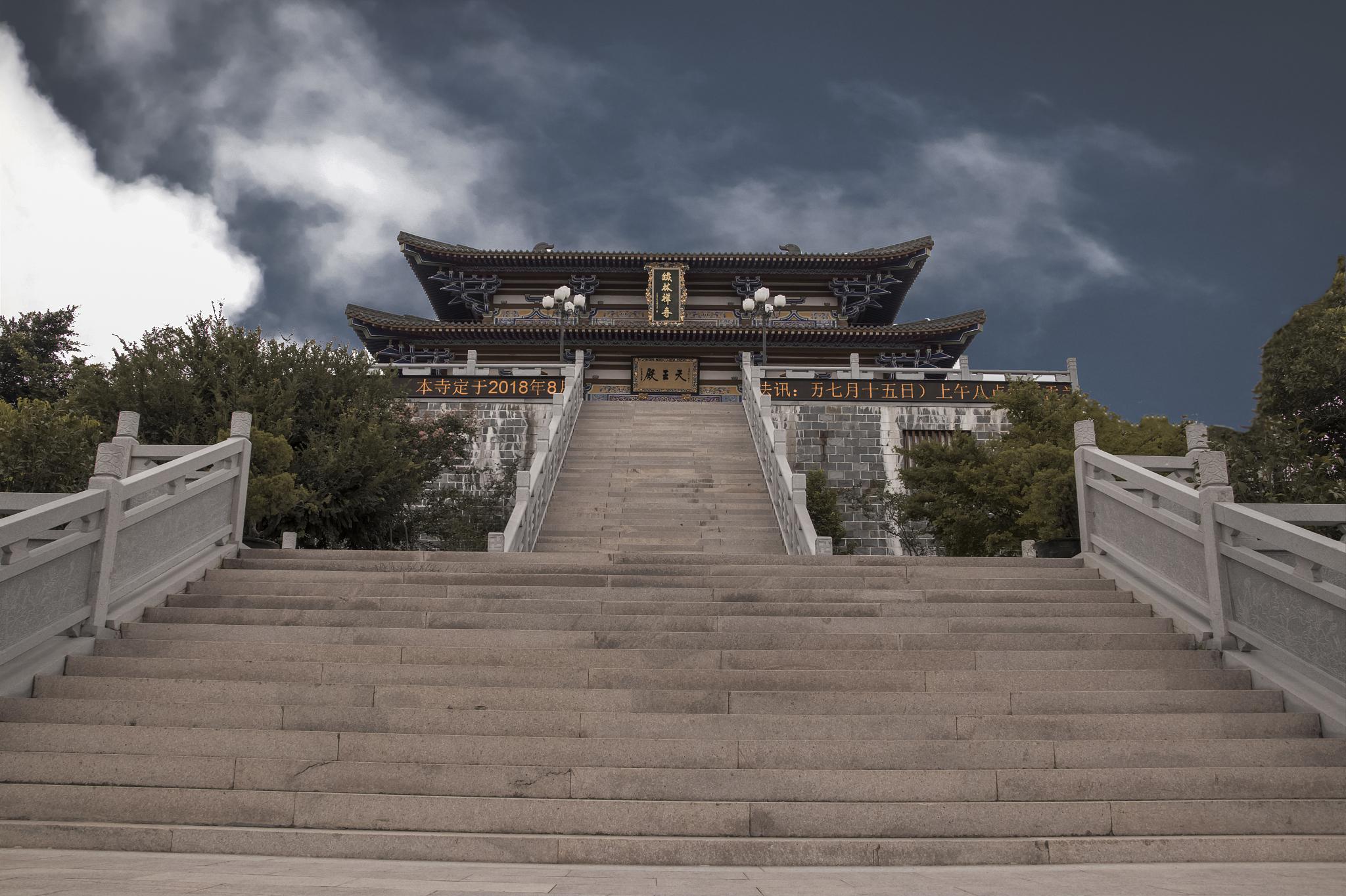 华清宫,位于陕西省西安市临潼区,是一座古老的皇家园林.