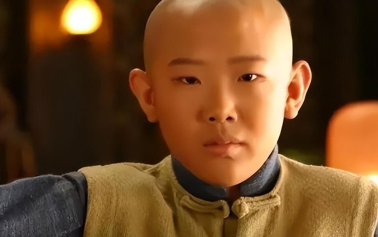 侏儒"侯祥:身高不是障碍,勇敢追梦的"不老童星 侯祥,一个身高仅1.