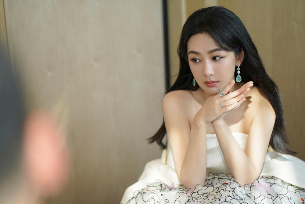 90花格局变动:迪丽热巴,杨紫领跑,白鹿,金晨强势崛起 在90后小花中