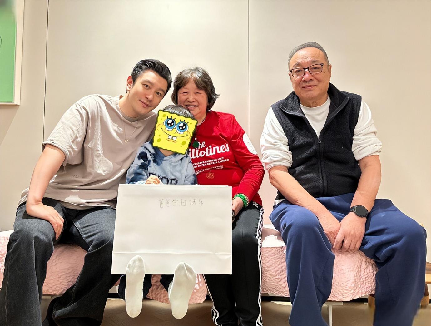 黄晓明新年首晒亲子照:父子同框,温馨幸福 黄晓明新年首度晒出与儿子