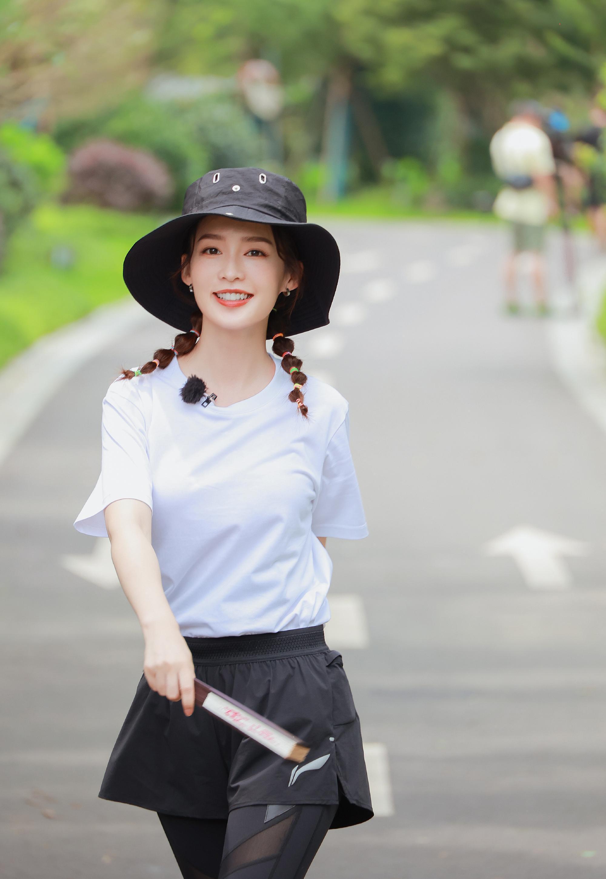 李沁《极限挑战宝藏行》穿搭引热议:简约时尚展现完美身材 李沁的颜值