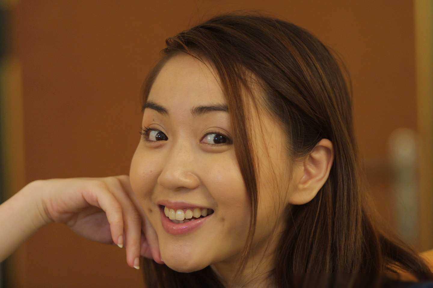 张莹:从乐坛到家庭 张莹,广东乐坛的一位歌手,14岁时以《跳街舞》一举