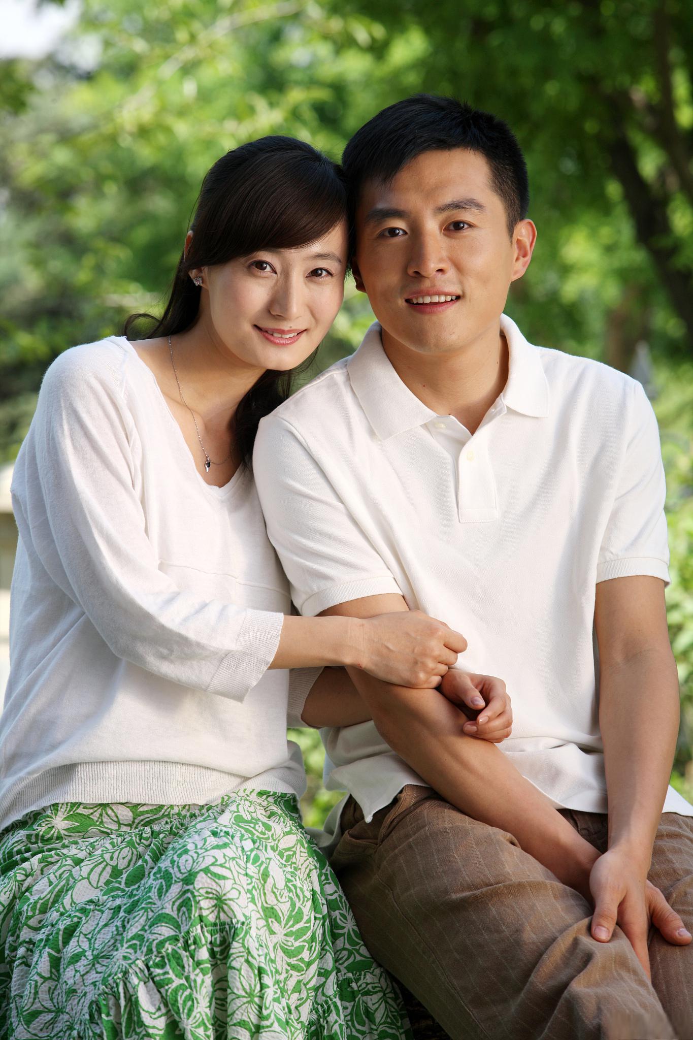 舅母:家庭中的温暖守护者 舅母,一个在家庭聚会中时常出现的人物,她的