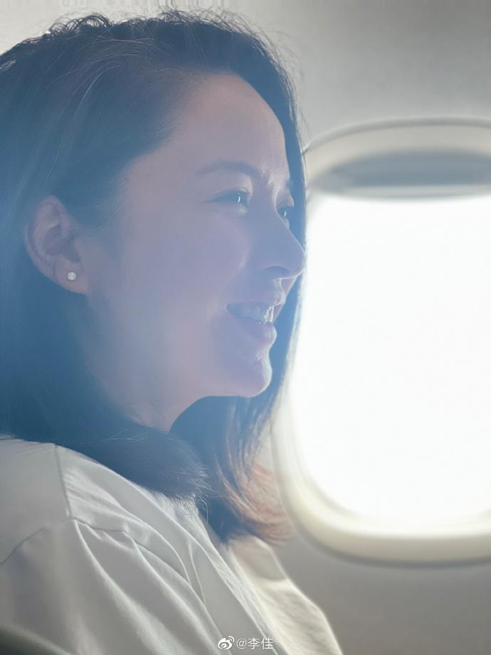 靳东爱妻李佳自信晒照,满头白发毫无年龄焦虑 靳东的爱妻李佳在个人