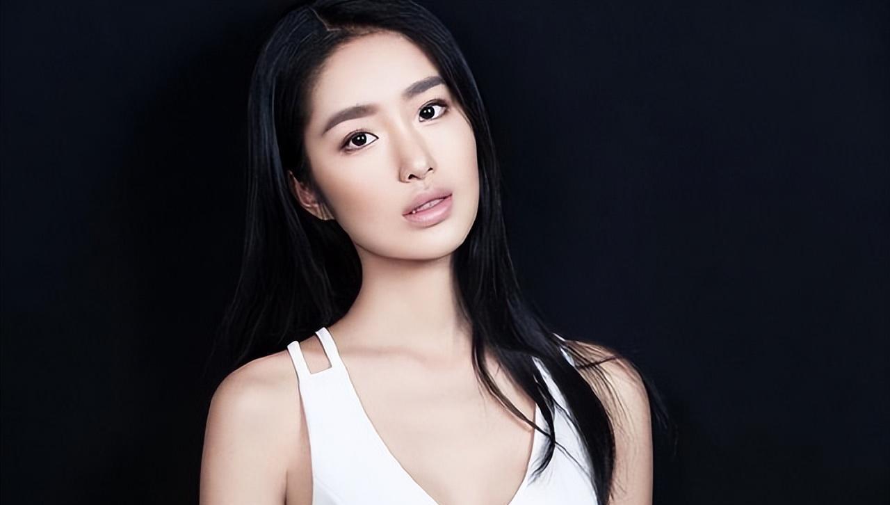 杨采钰新恋情引发热议:娱乐圈中的感情与事业 杨采钰,这位因出演