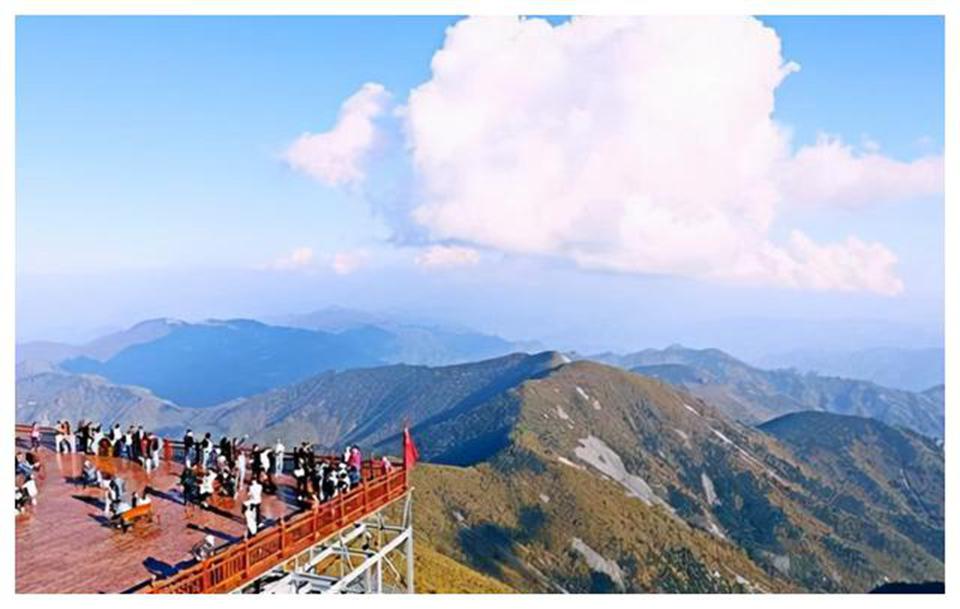 太白山:陕西省的璀璨明珠 太白山景区位于西安市140公里处,以如画的