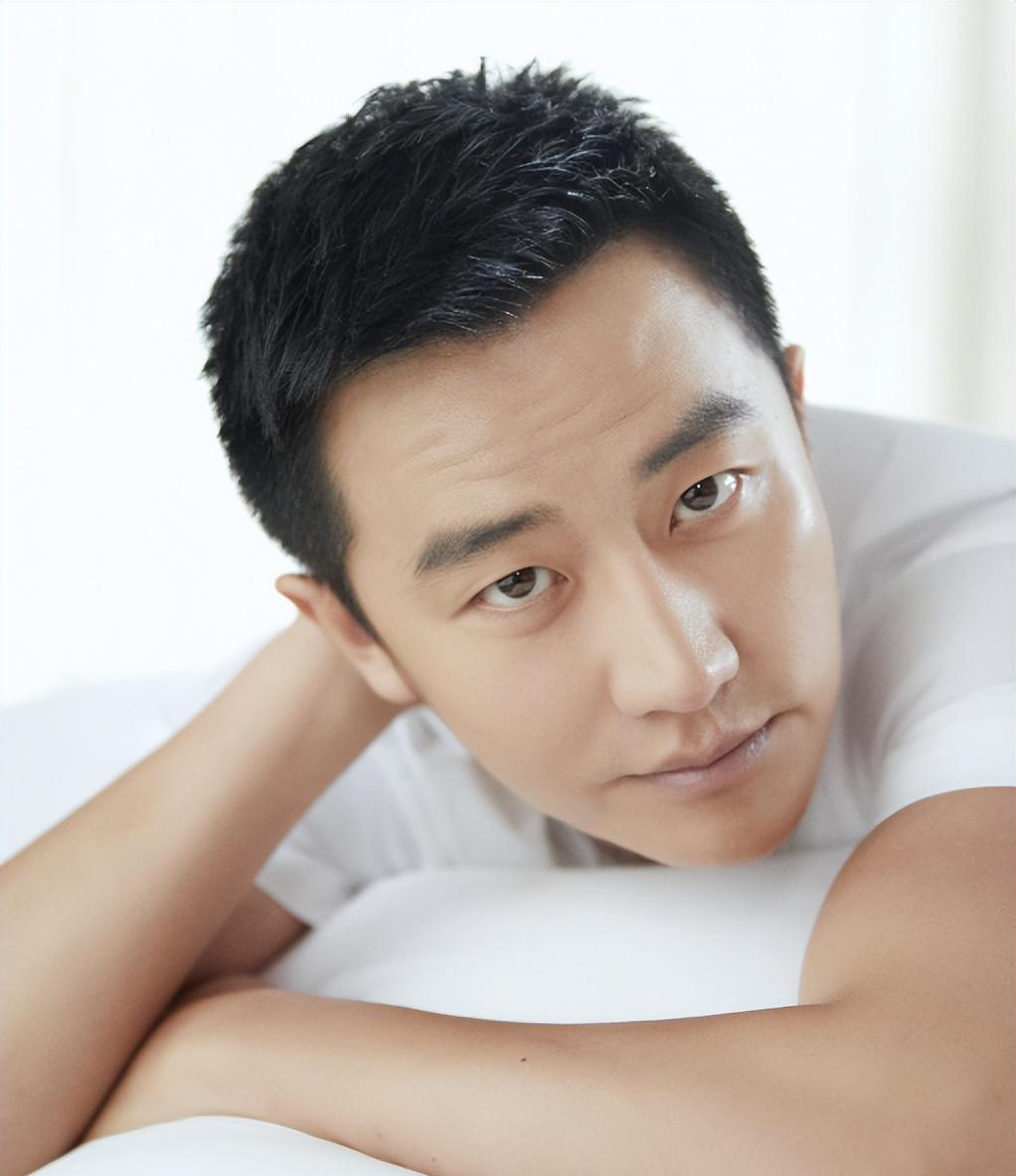 黄轩:从内娱弃子到当红炸子鸡的逆袭之路 黄轩,一个如今光芒四射的