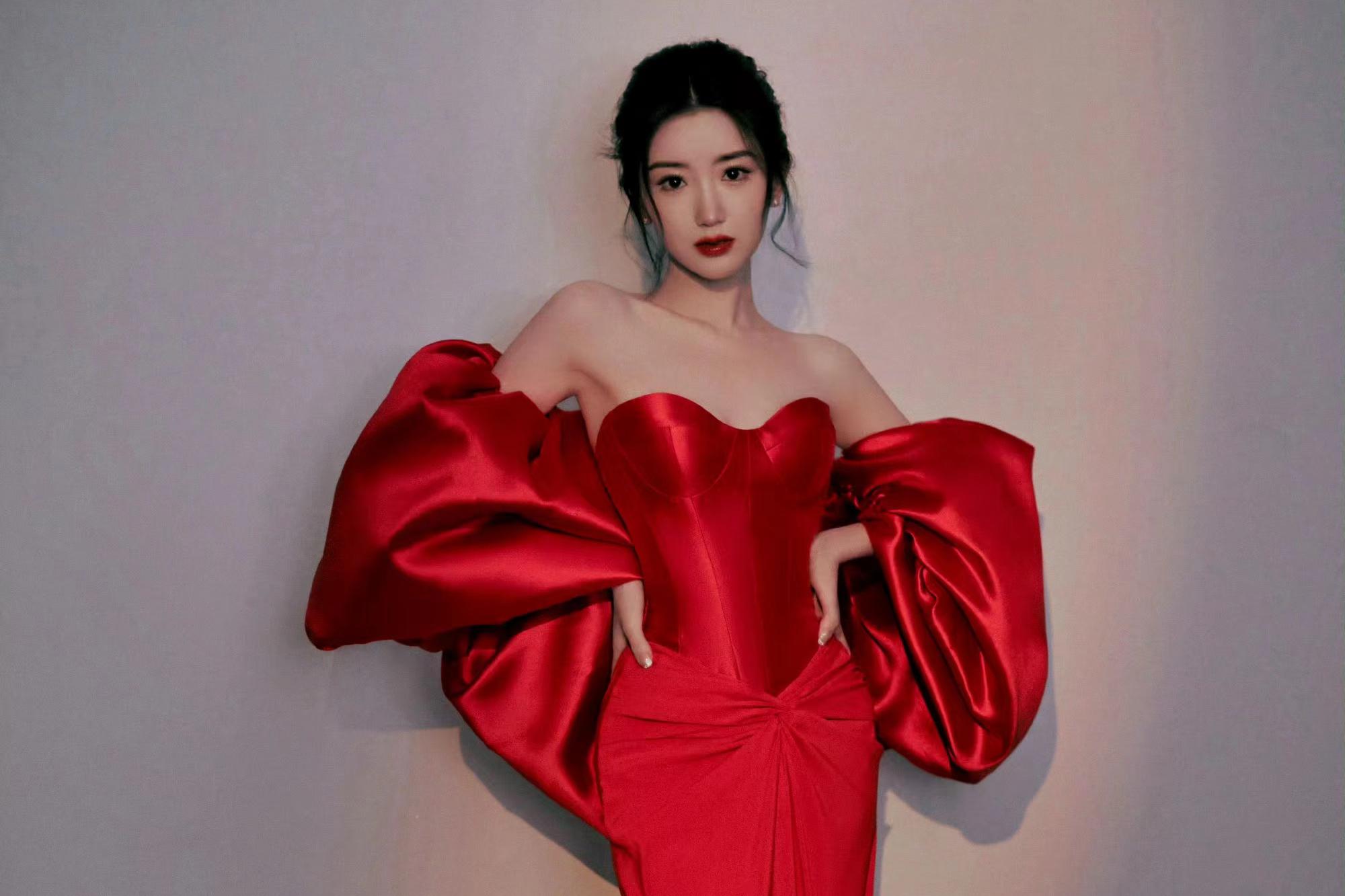 毛晓彤国剧盛典造型:红裙璀璨,魅力四溢 在今年的国剧盛典上,毛晓彤无