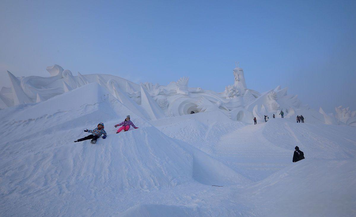 吉林雾凇岛:雪地摩托上天池的独特体验 吉林雾凇岛,位于吉林省吉林市