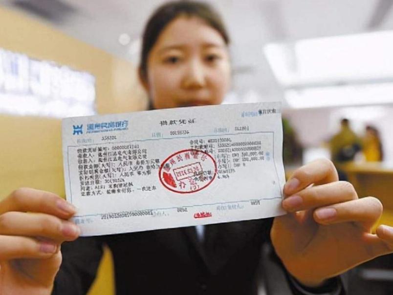 应审慎选择自动转存或取出再存 定期存款到期后,是否应将钱取出再存入