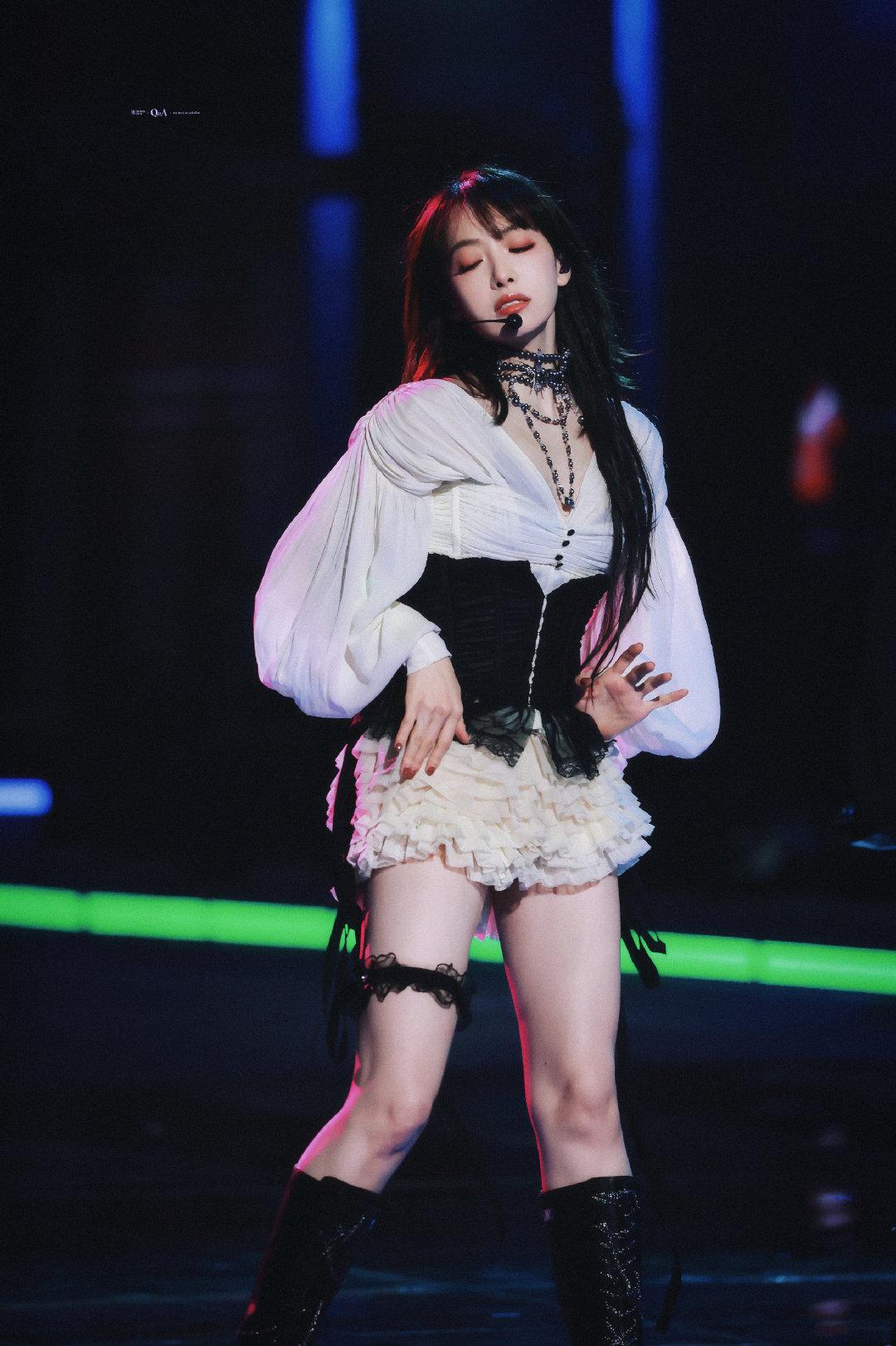 宋茜王鹤棣《屋顶着火》播放量逆袭 宋茜和王鹤棣合作舞台《屋顶着火