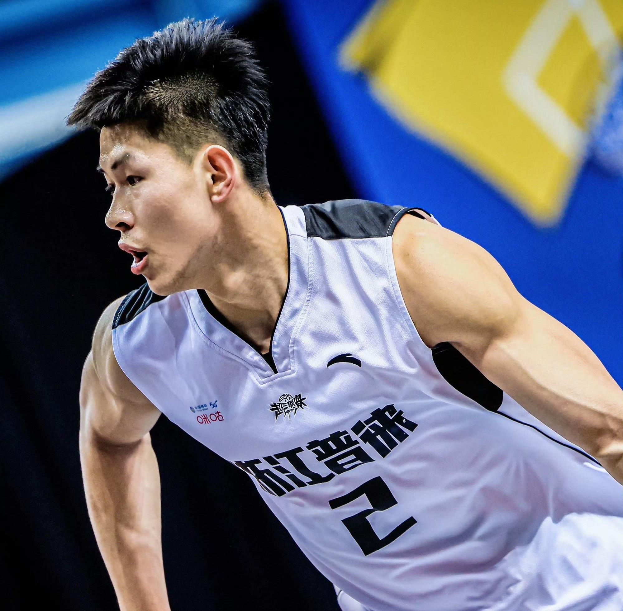 李瑞:从路人王到cba的篮球奇迹 李瑞,山西大学进入cba的第二人,身高1.