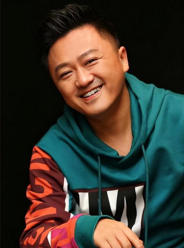 薛亦伦:新一代演技派之光,父辈荣耀的延续 薛亦伦是个很有魅力的年轻